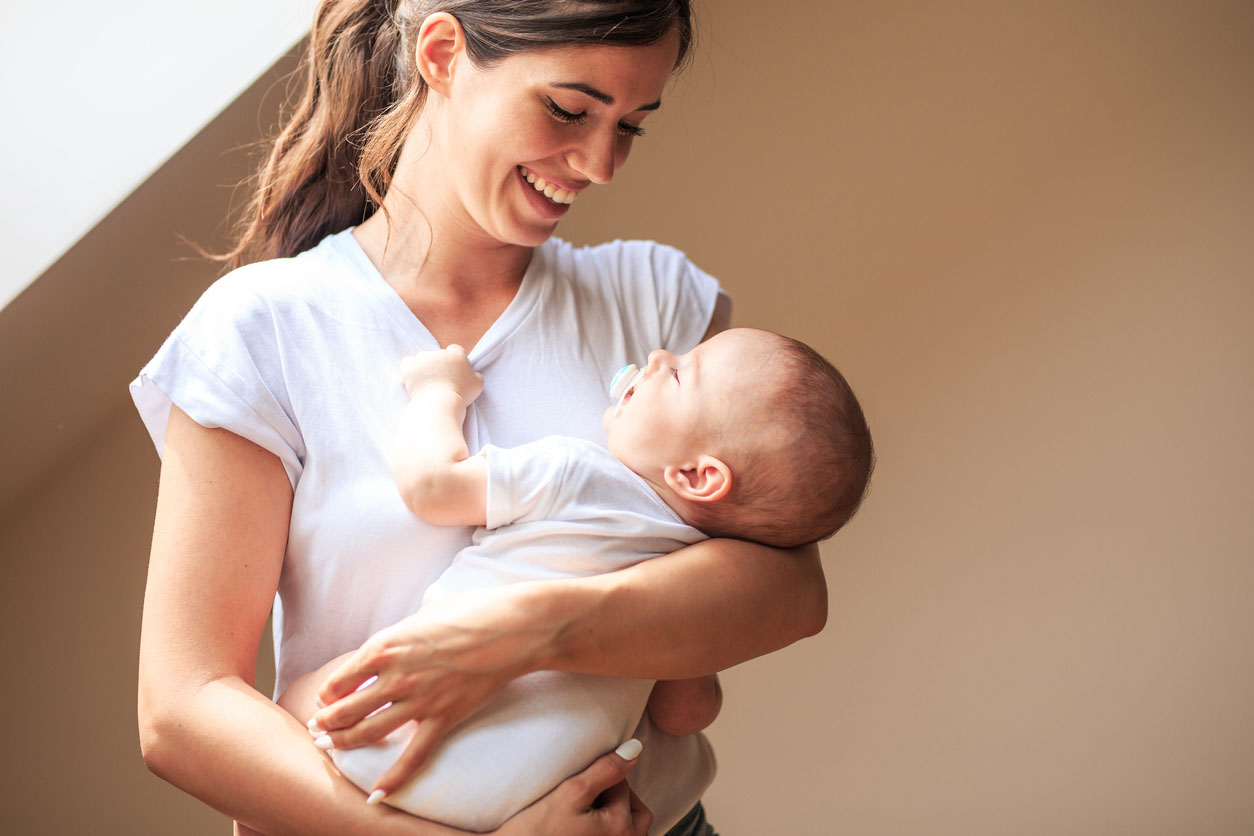 Comment bien porter votre bébé ? 4 positions du bien-être