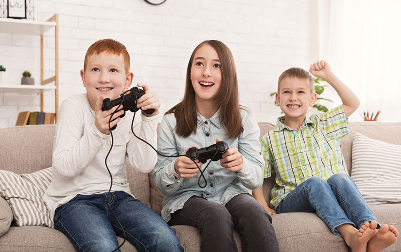 Enfant Qui Jouent aux Jeux Videos